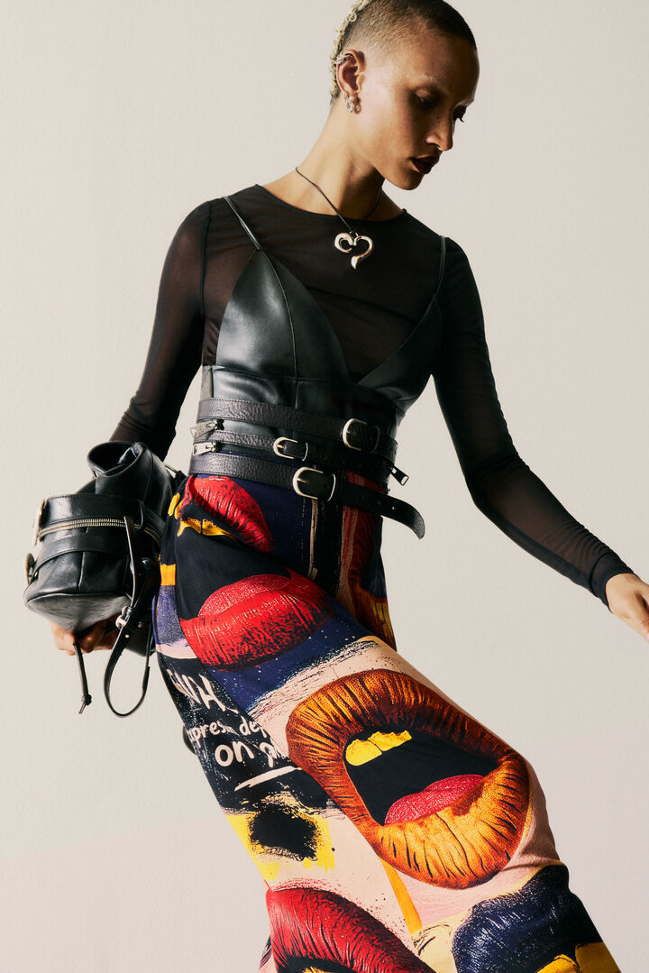 VESTIDO DE ALÇAS COM ESTAMPAS DE BOCAS