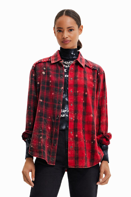 Koszula w tartanową kratę w punkowym stylu
