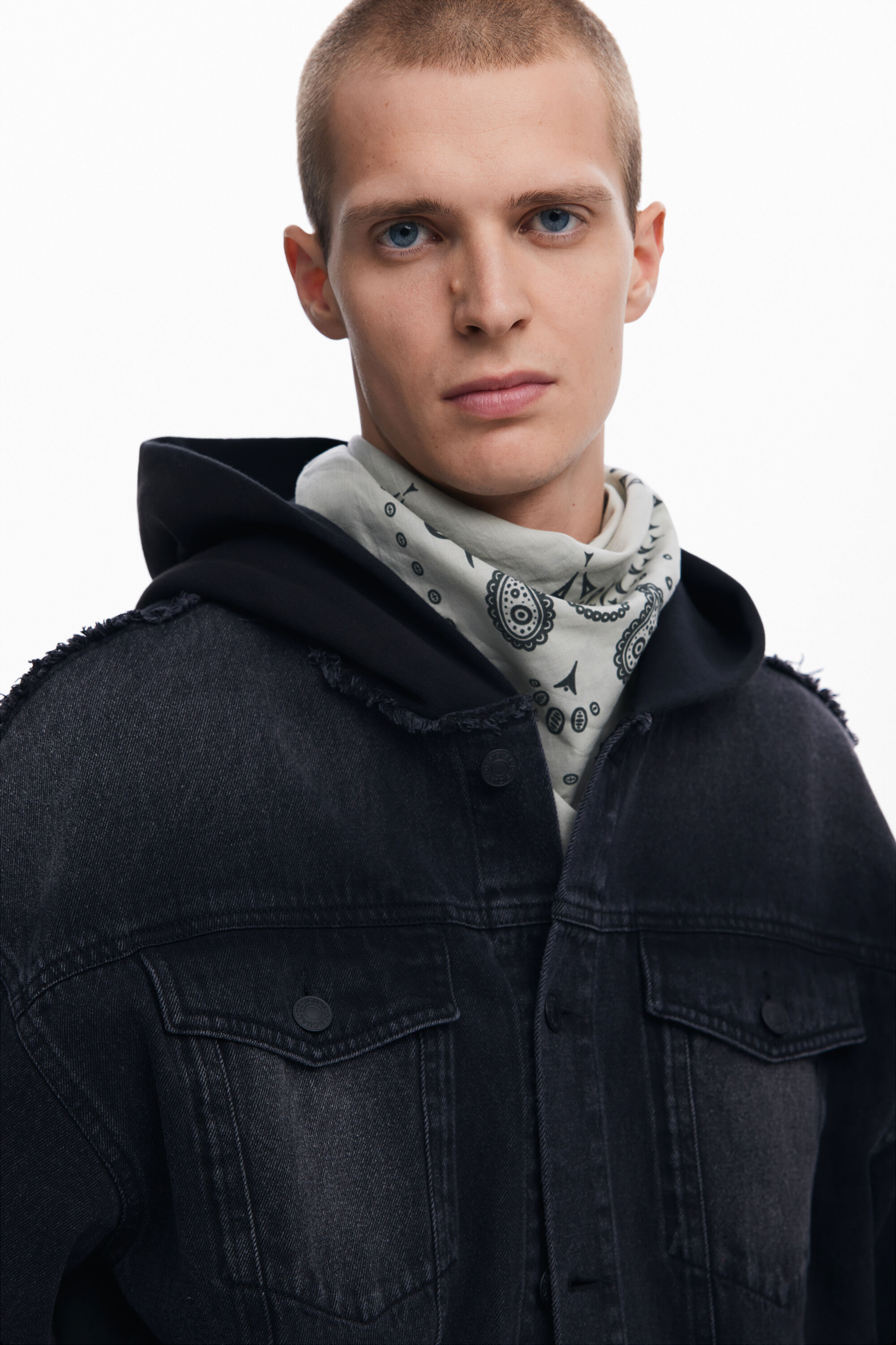 デニムジャケットの組み合わせ メンズ用 I Desigual.com