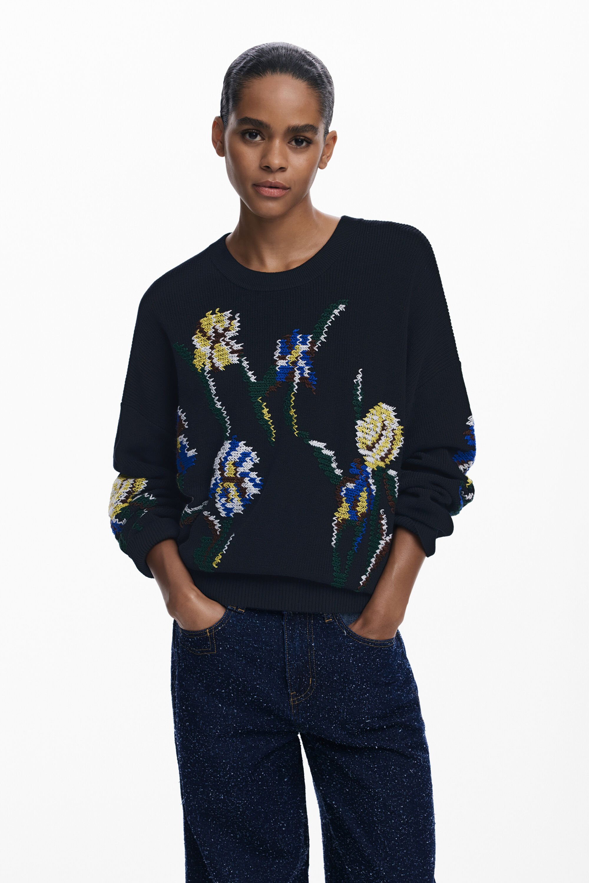 Jacquard-Pullover mit gestickten Blumen