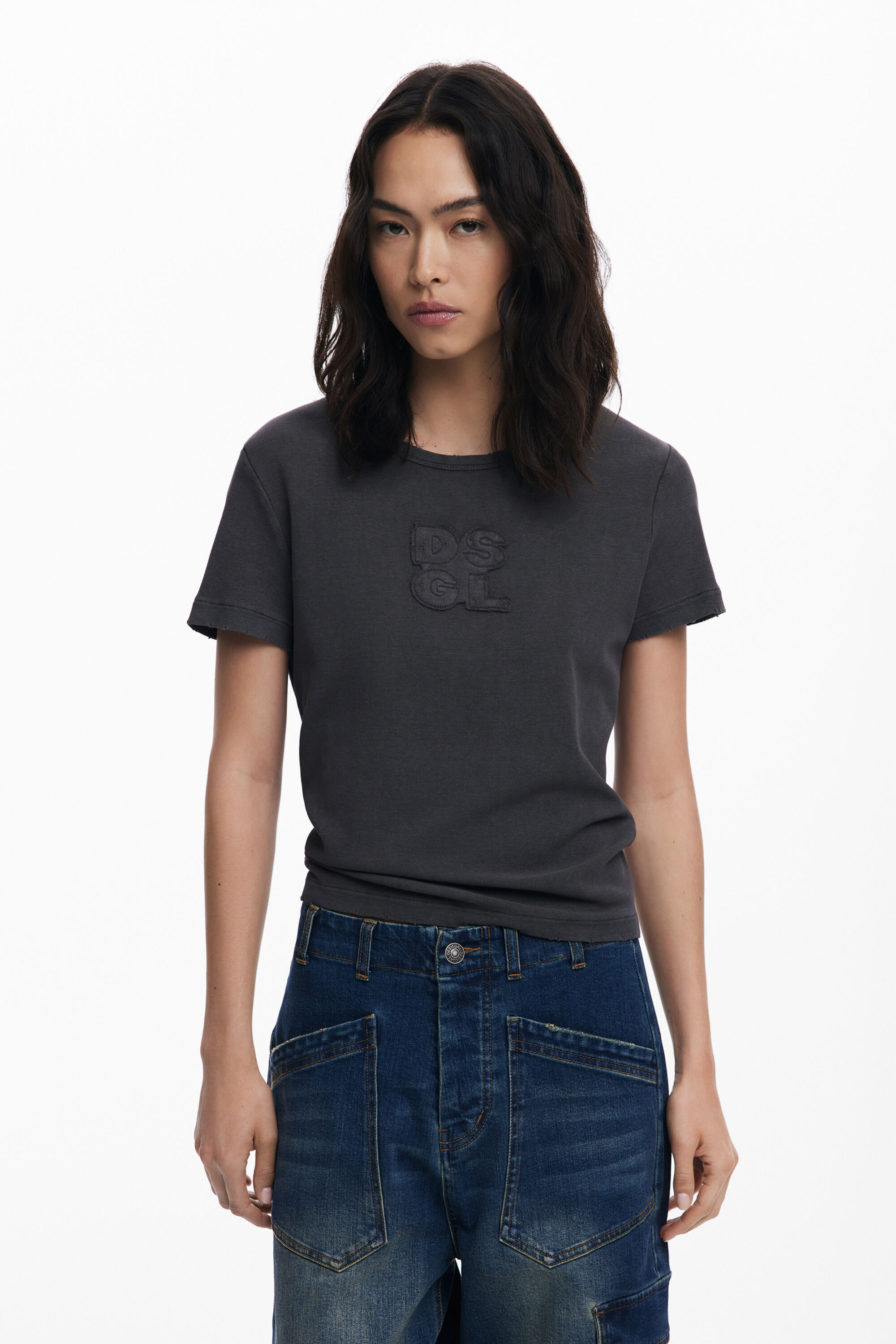 T shirt met logo en scheuren