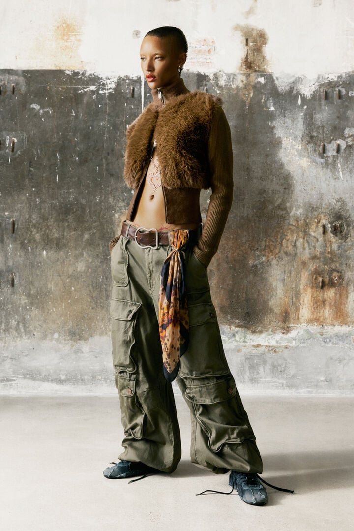 PLETENÝ SVETR S CHLUPY