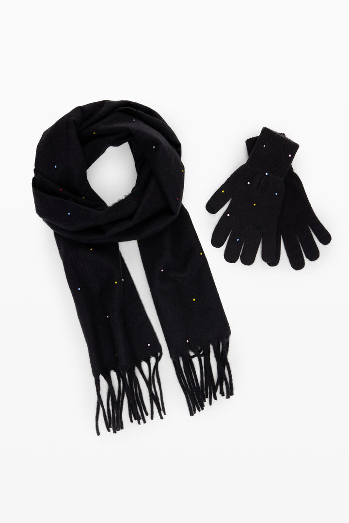 Set of gloves and scarf with polka dot pattern