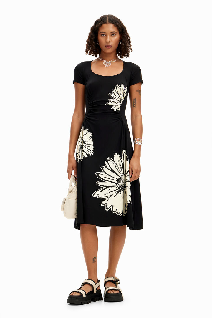 Short-sleeved midi dress with neckline and daisies.
