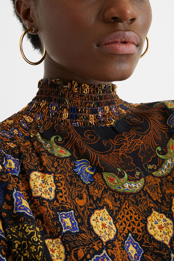 Blusa viscosa cuello alto fruncido | Desigual