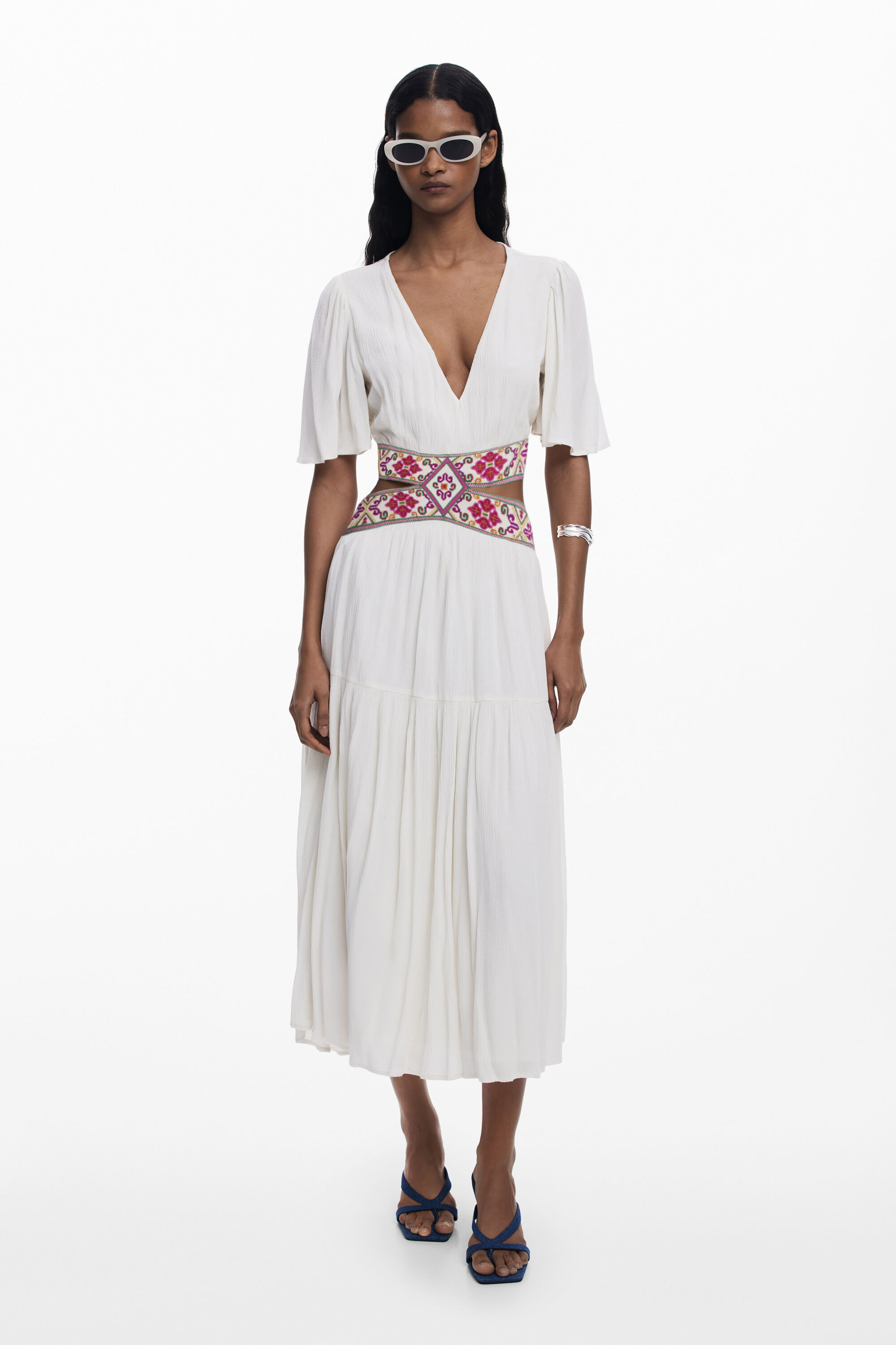 Cut-Out-Kleid mit Stickereien