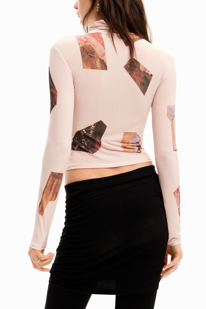 Camiseta slim cuello alto collage | Desigual
