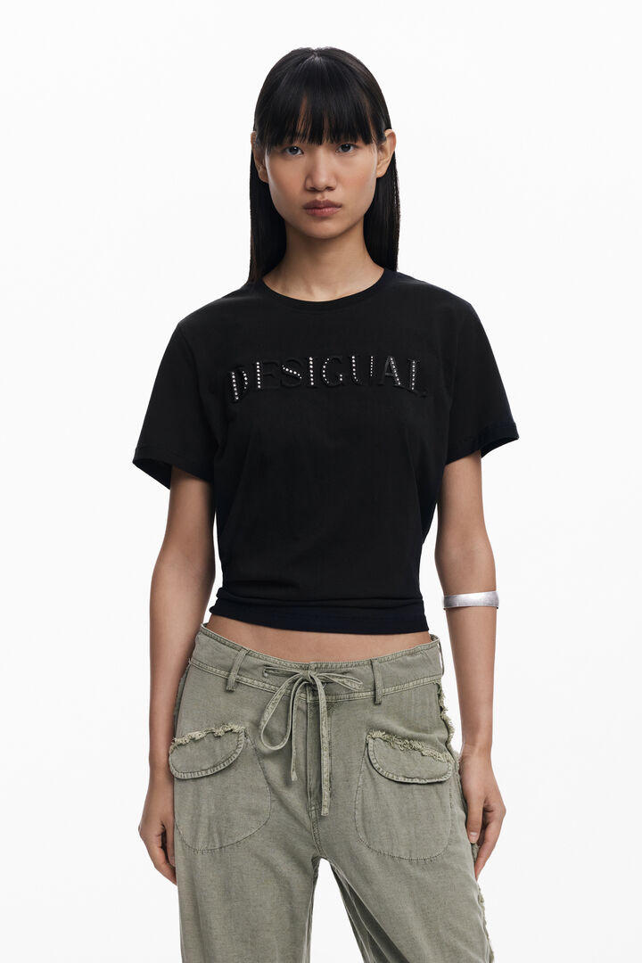 T-Shirt mit Logo und Nieten