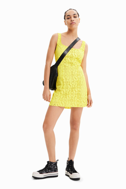 Vestido corto encaje