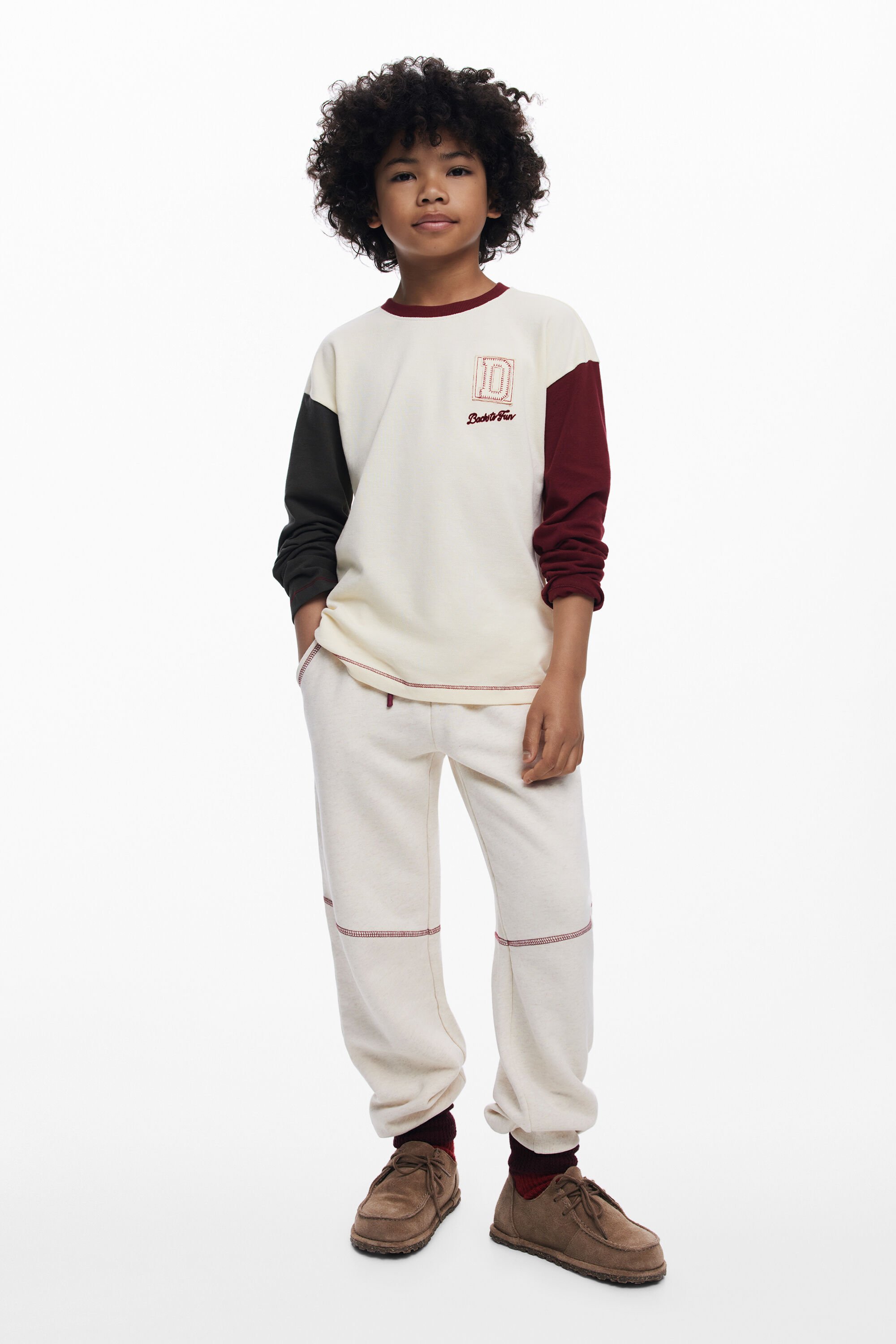 T SHIRT MET CONTRASTERENDE MOUWEN