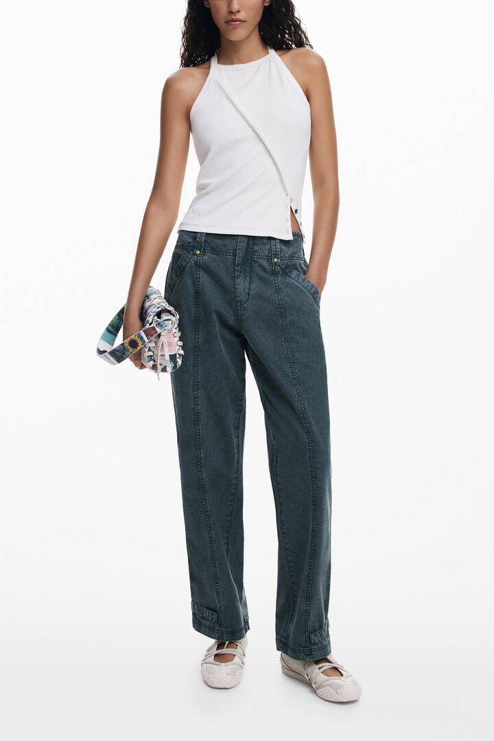 Straight pants with seams