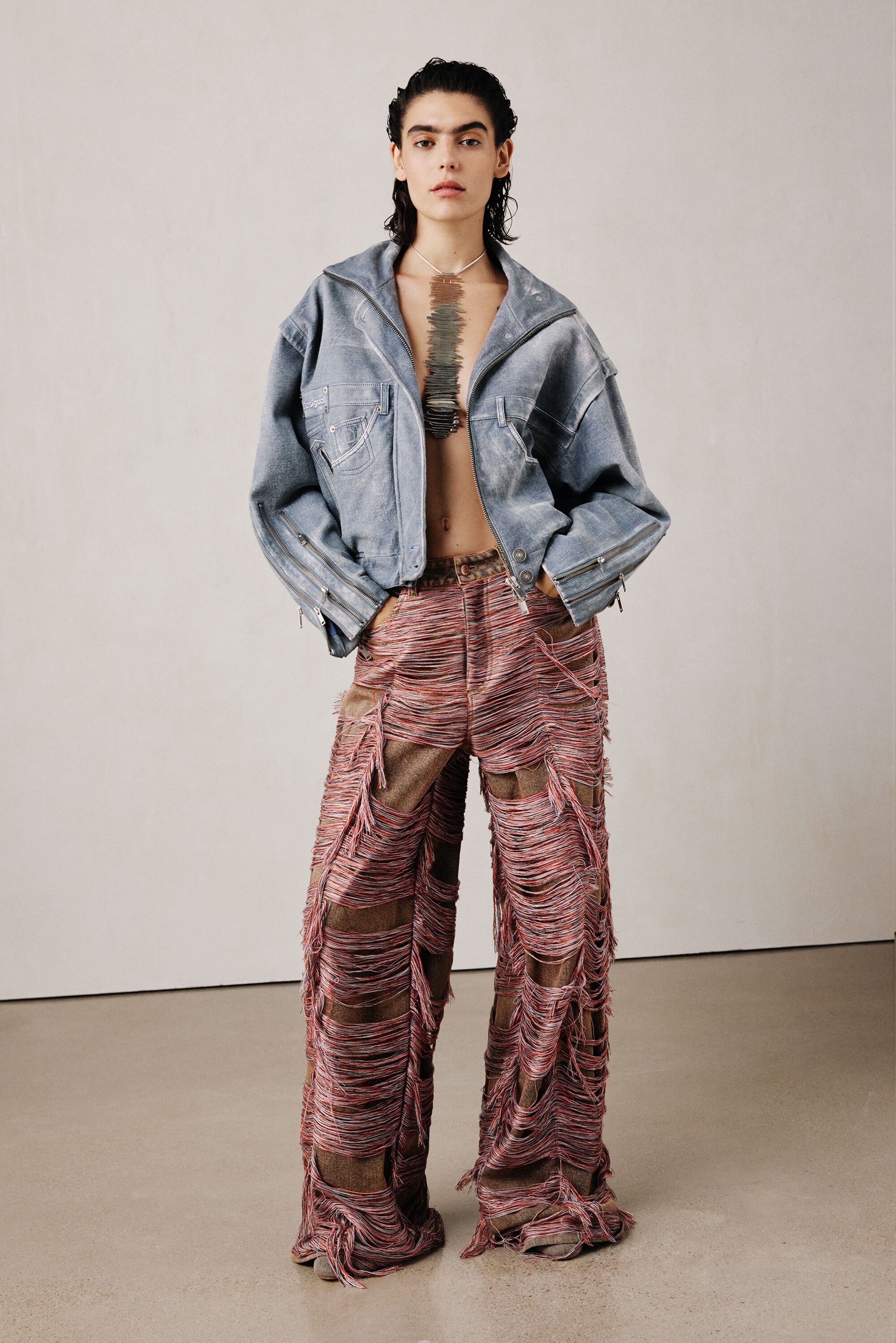Pantalón vaquero desflecado studio