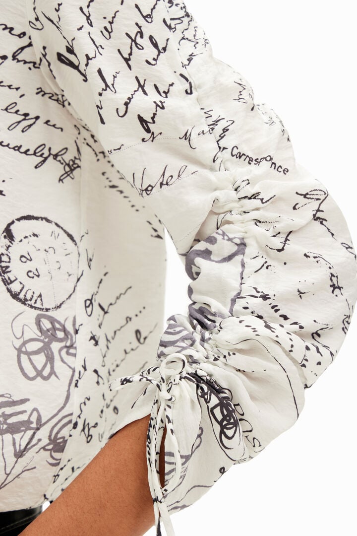 Blouse with adjustable sleeves and text prints. | Desigual