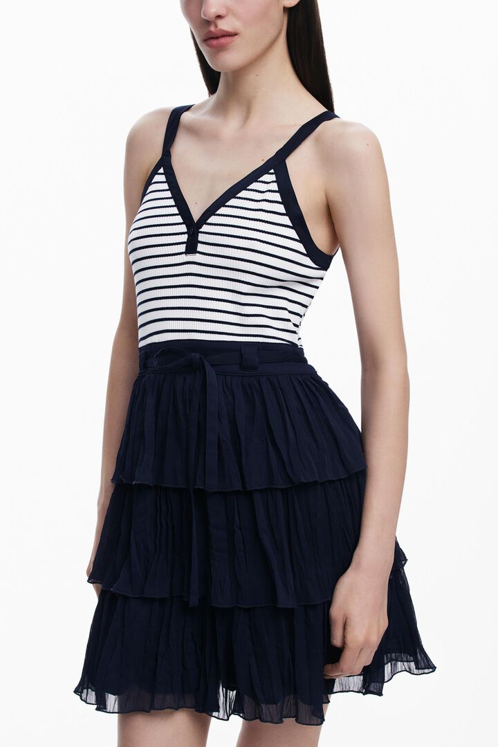Vestido combinado com saia plissada
