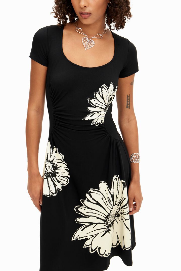 Vestido midi de manga corta con escote y margaritas | Desigual