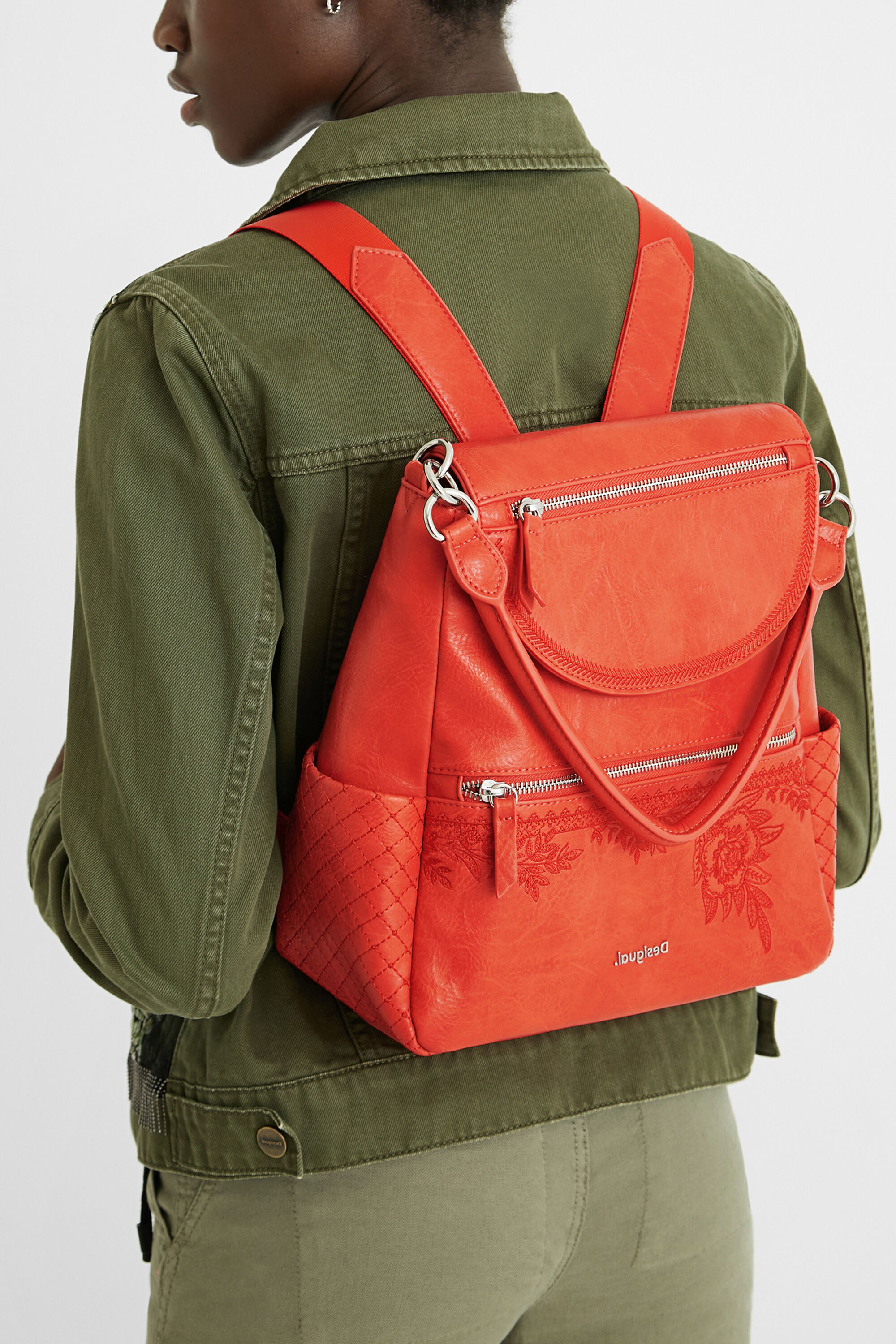 Mochila efecto piel flores