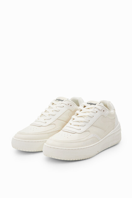 Chunky retro sneakers met patch
