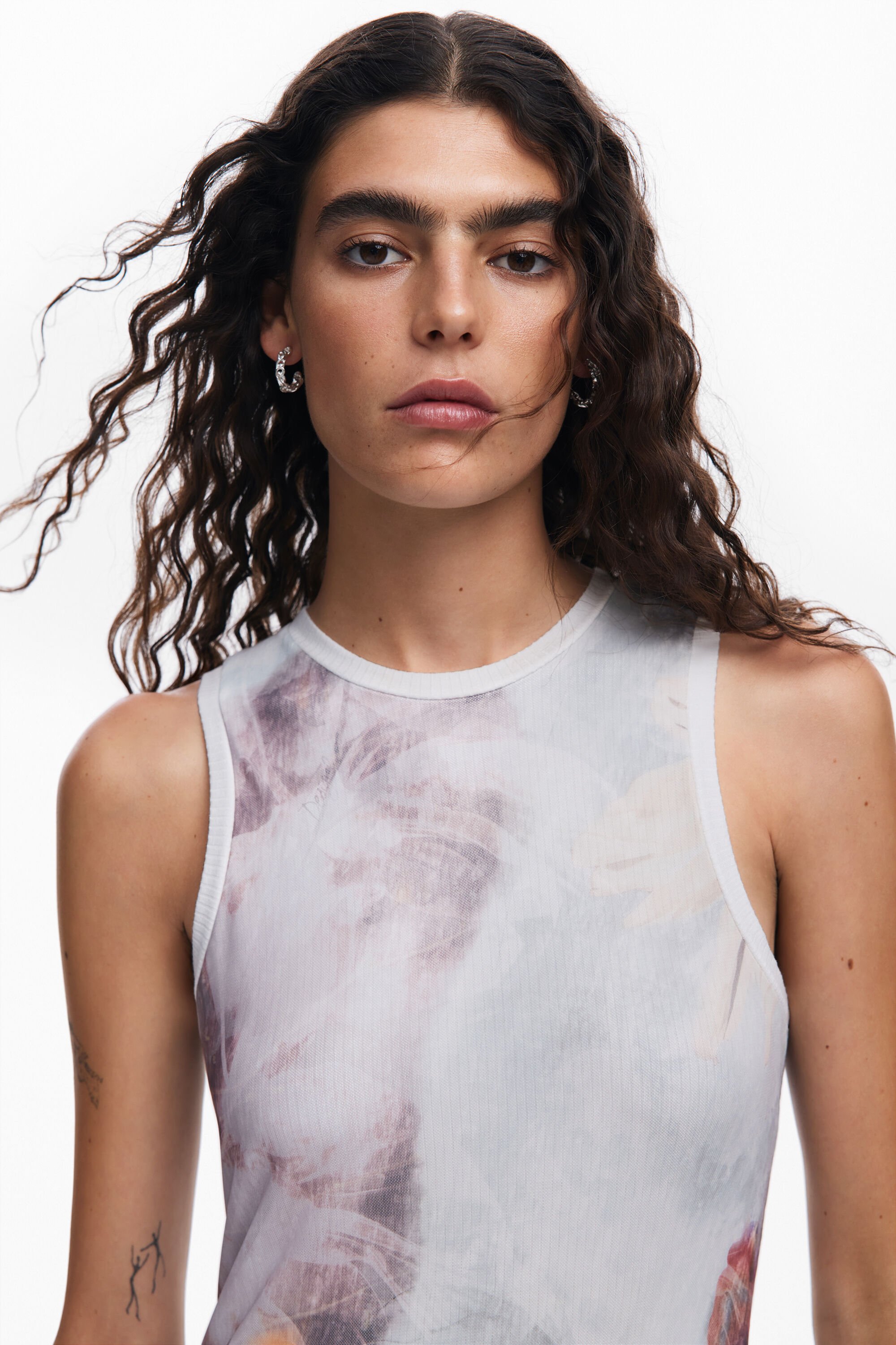 【Desigual】 アシンメトリー 花柄 デザインTシャツ ホワイト デシグアル Desigual アーティ花柄プリントとギャザーデザインの