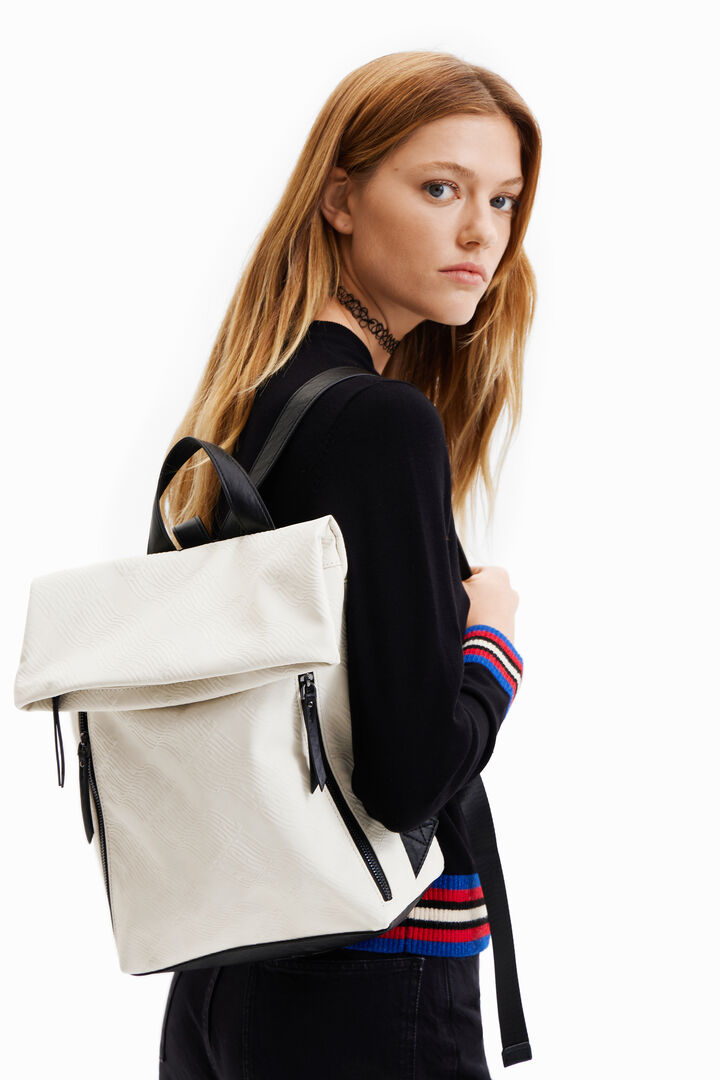 Mochila solapa y logos | Desigual