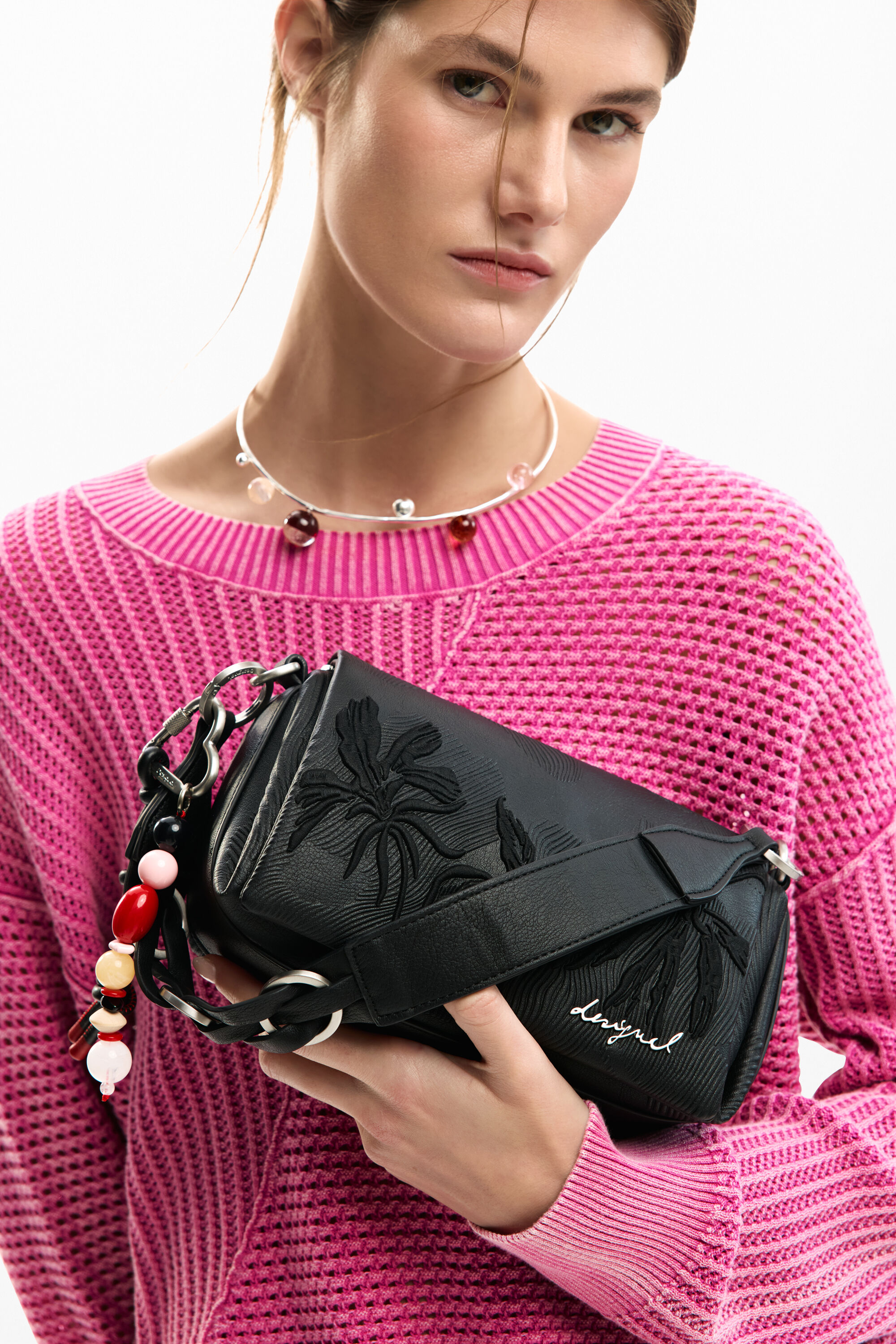 Small Bag Embossed Flowers black women's accessories I Desigual.com Small Bag Embossed Flowers black women's accessories I Desigual.com