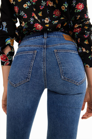 Vaqueros Flare cropped bordado flores | Desigual