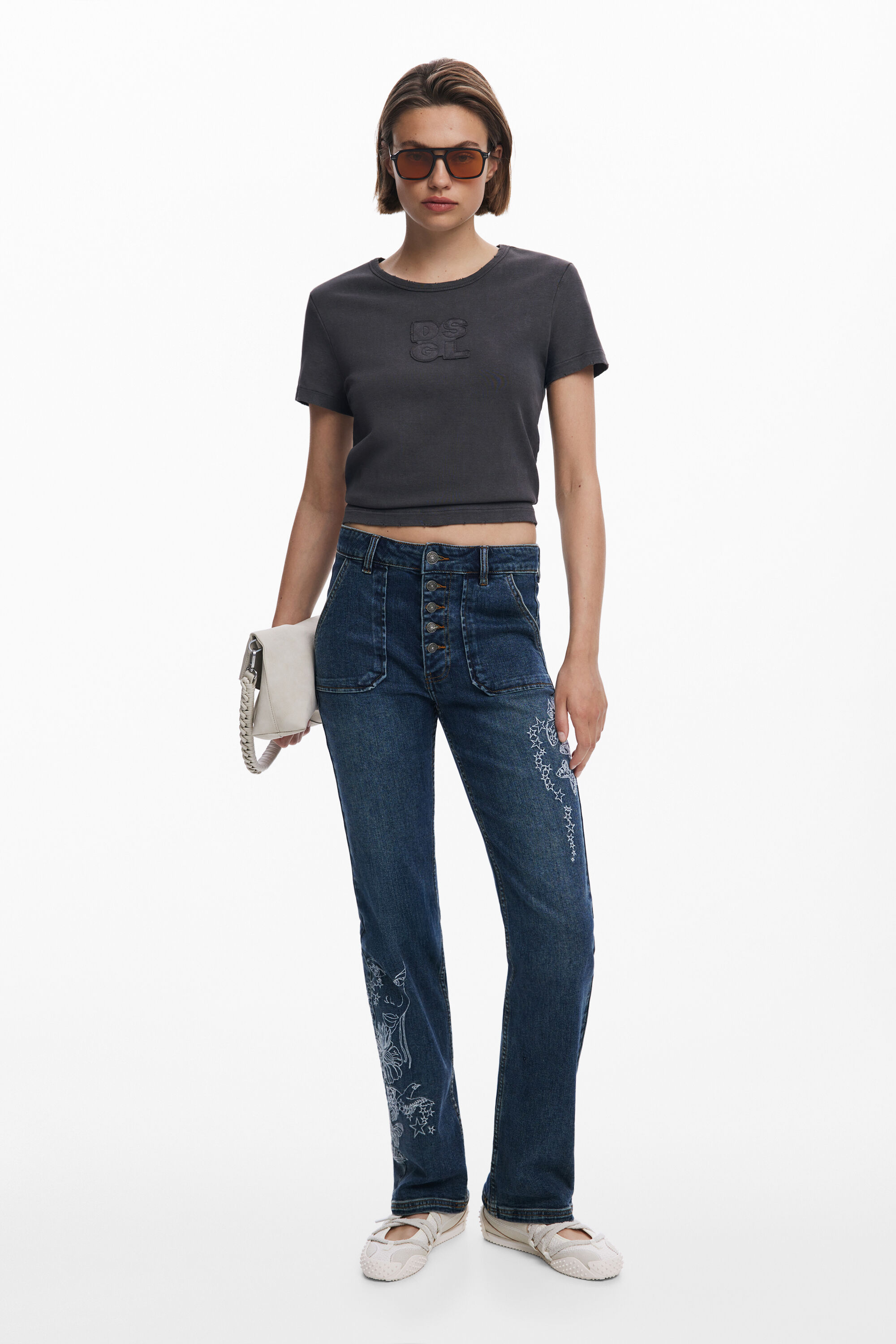 Jeans mit quadratischen bestickten Taschen