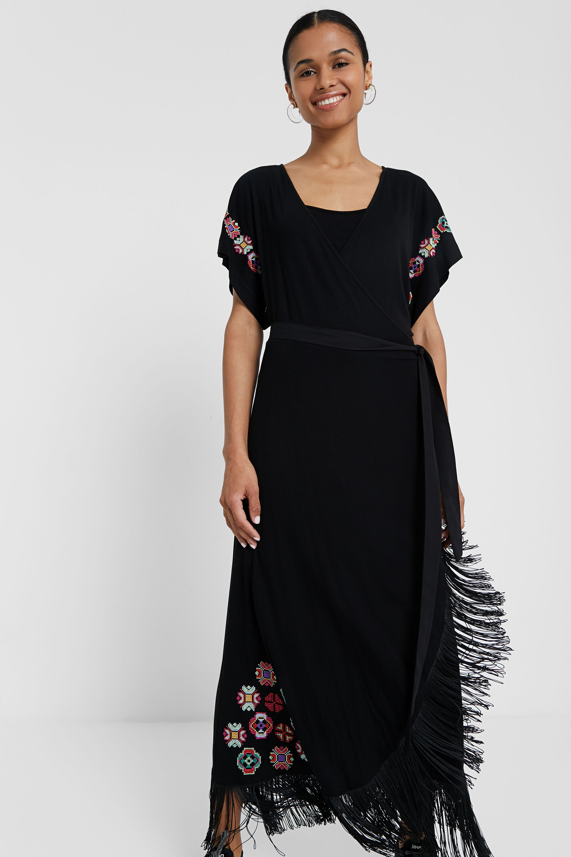 Vestido largo con flecos y flores geométricas | Vestido largo con flecos y flores geométricas |