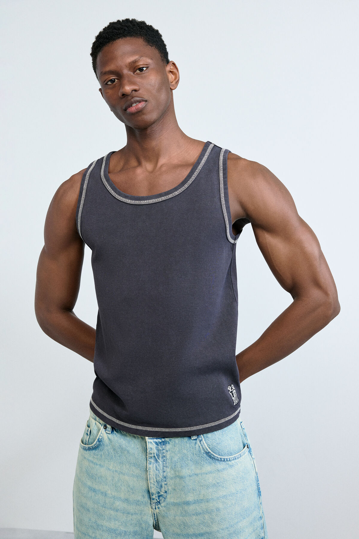 ロゴ入りタンクトップ 黒 メンズ用 I Desigual.com