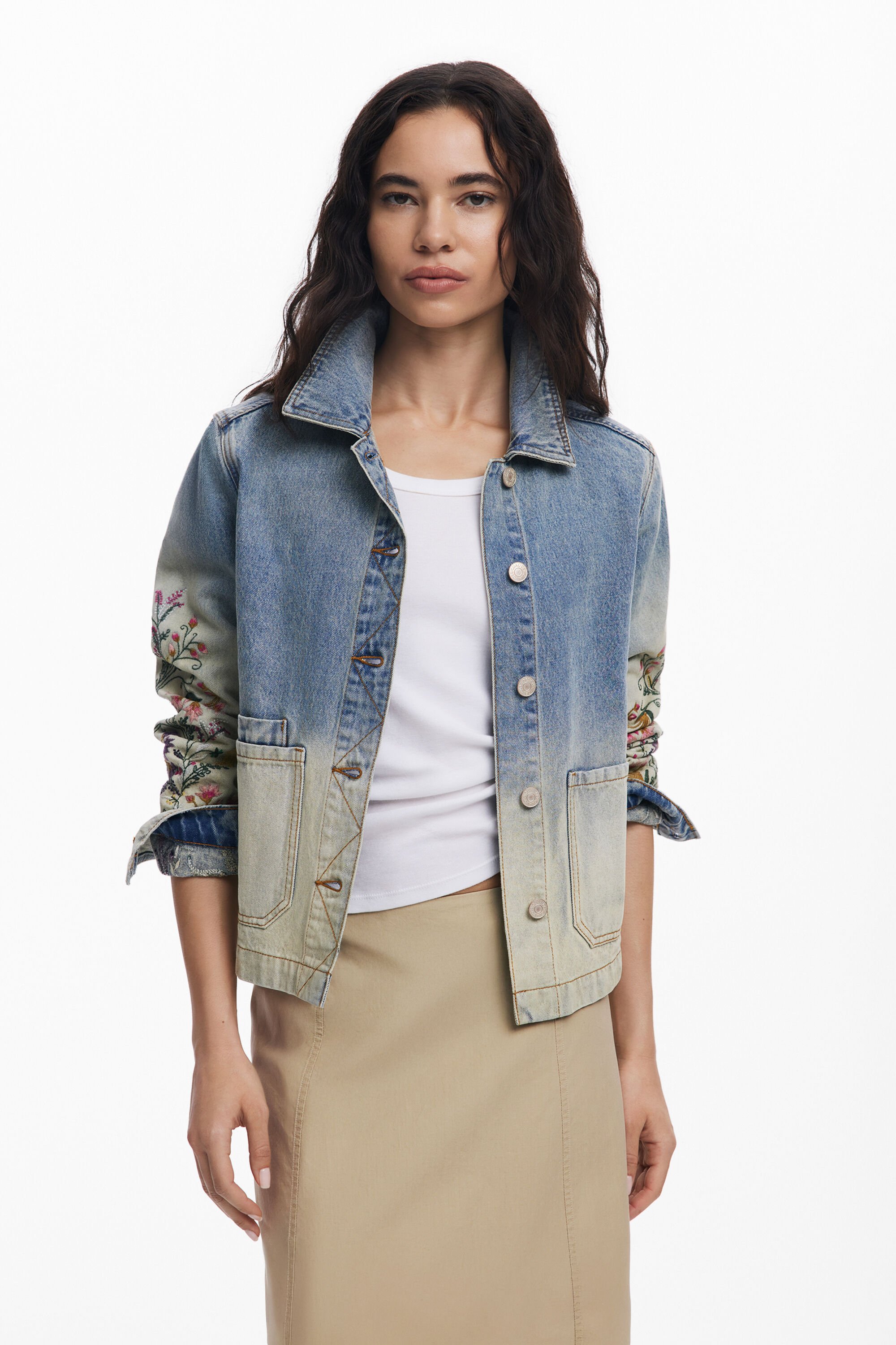 Jeansjacke mit Blumen