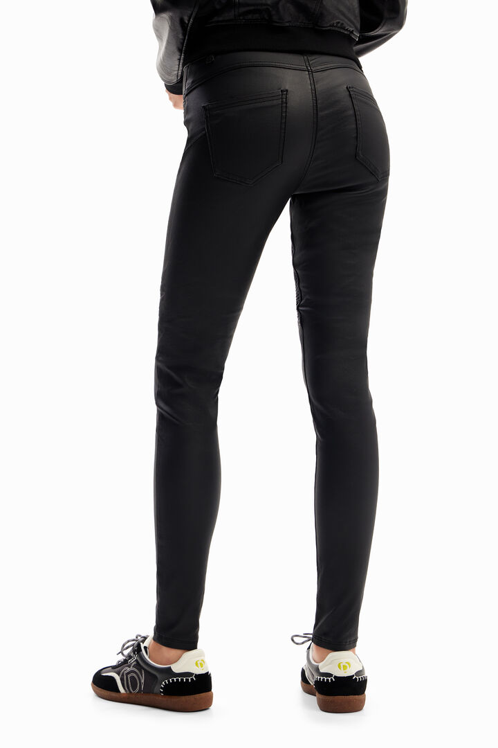 Pantalón Slim efecto piel | Desigual