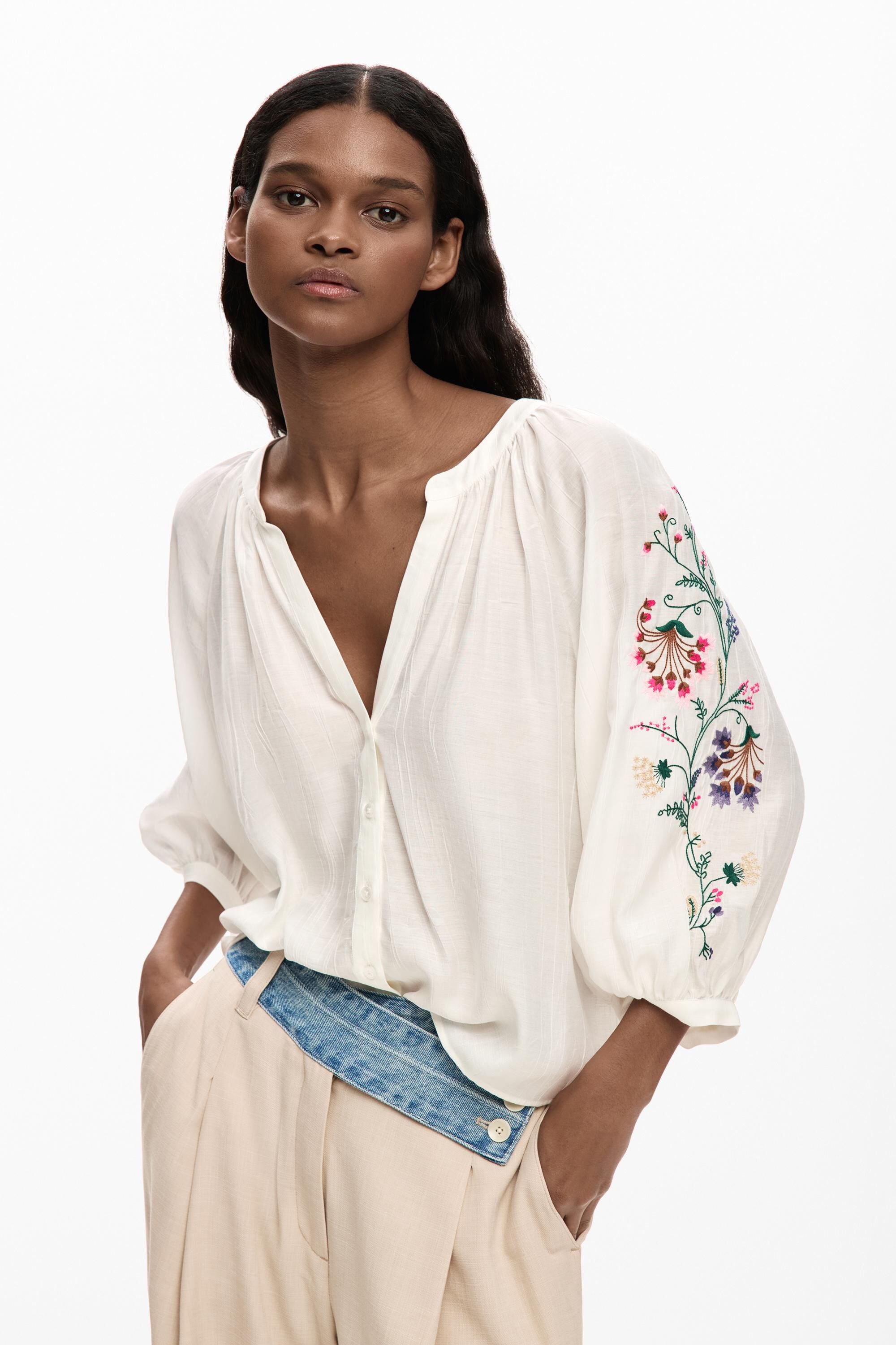 Blusa mangas bordadas