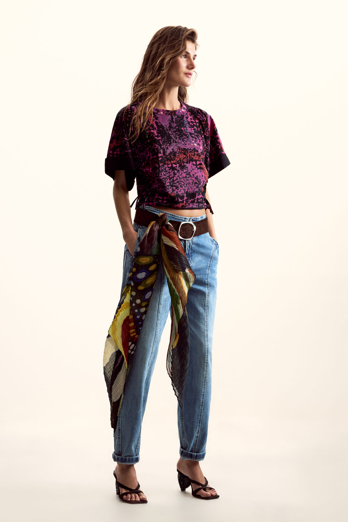 Mr. Christian LacroixによってデザインされたエスニックTシャツ 