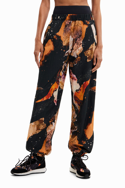 Mineral-effect print joggers