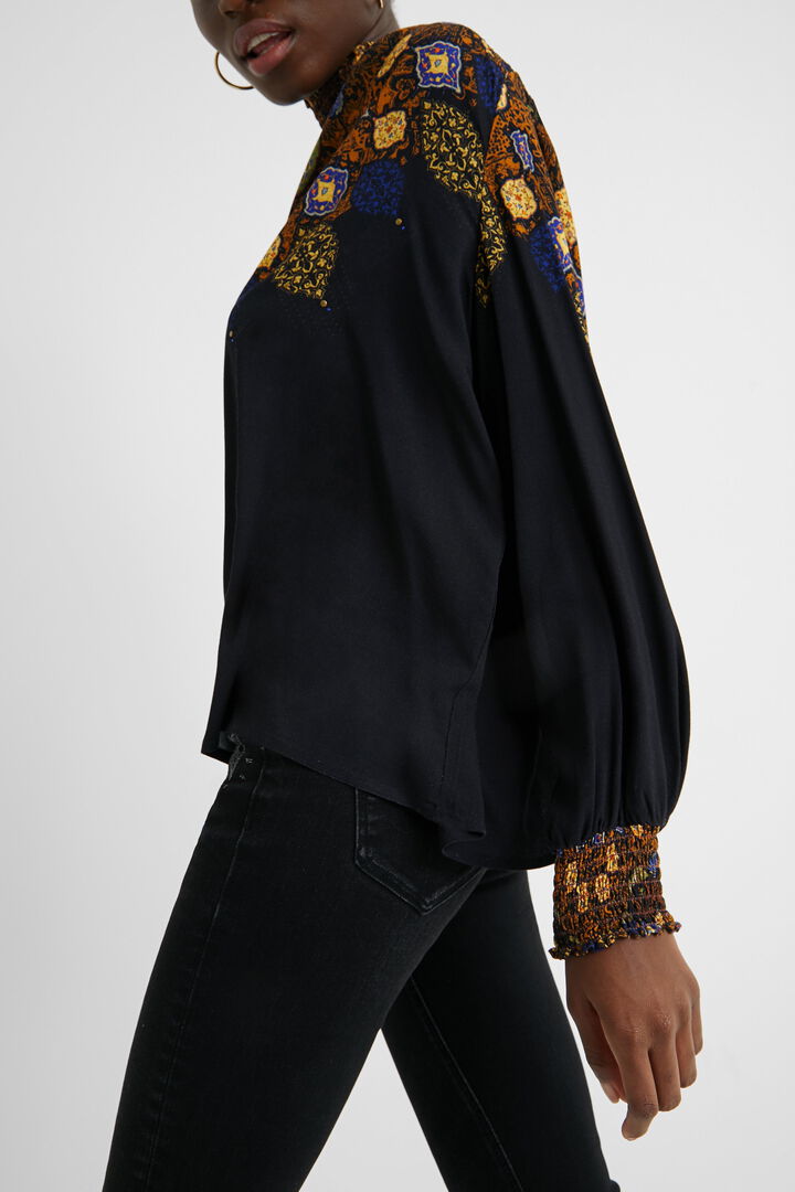 Blusa viscosa cuello alto fruncido | Desigual