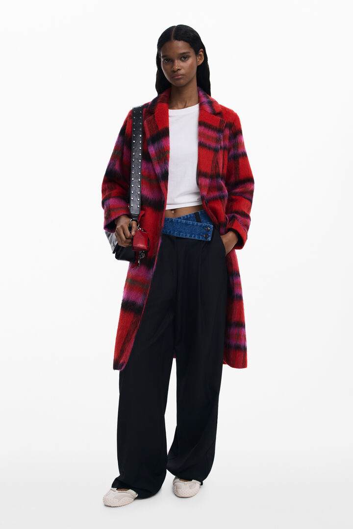 Manteau à carreaux rouges