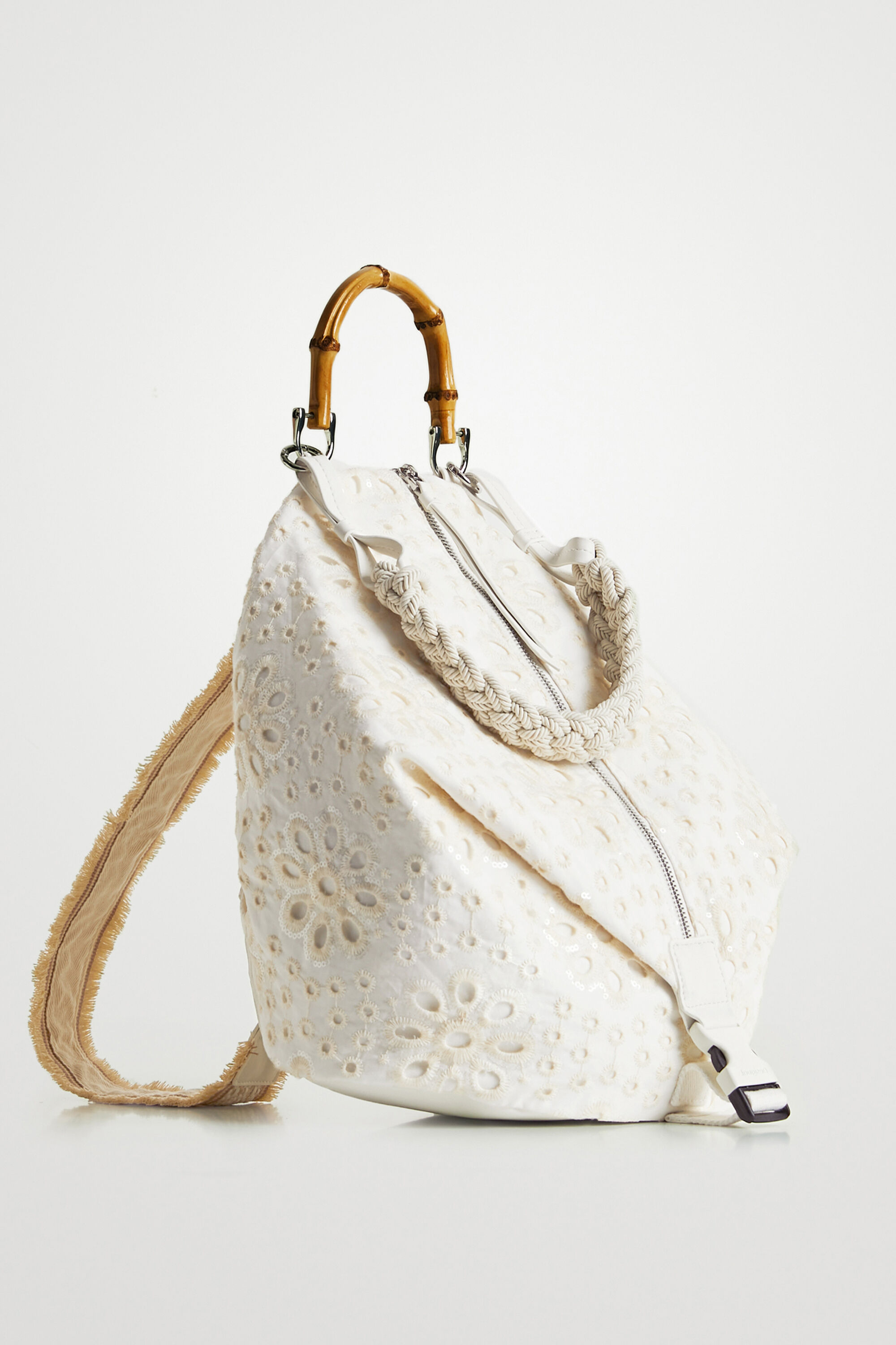 【デシグアル】マルチポジション イギリス刺繍 ミドルバックパック ホワイト デシグアル Desigual マルチポジション イギリス刺繍 ミドル