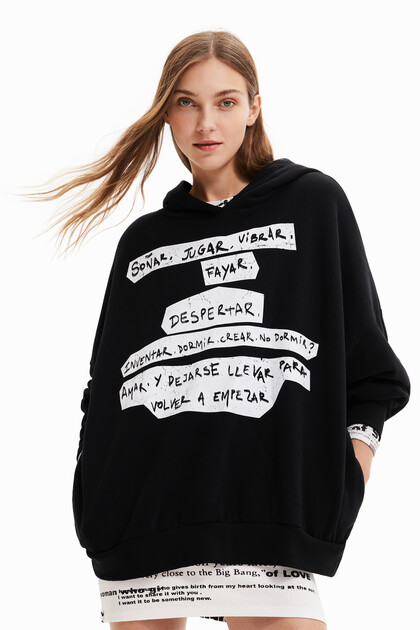 Oversize pulover s kapuco z Desigualovim Manifestom
