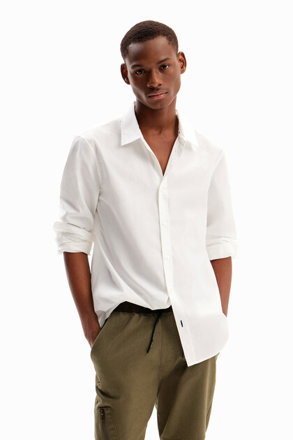 Basic shirt with contrasting details