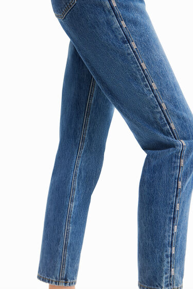 Mom jeans z okrasnimi kamenčki | Desigual