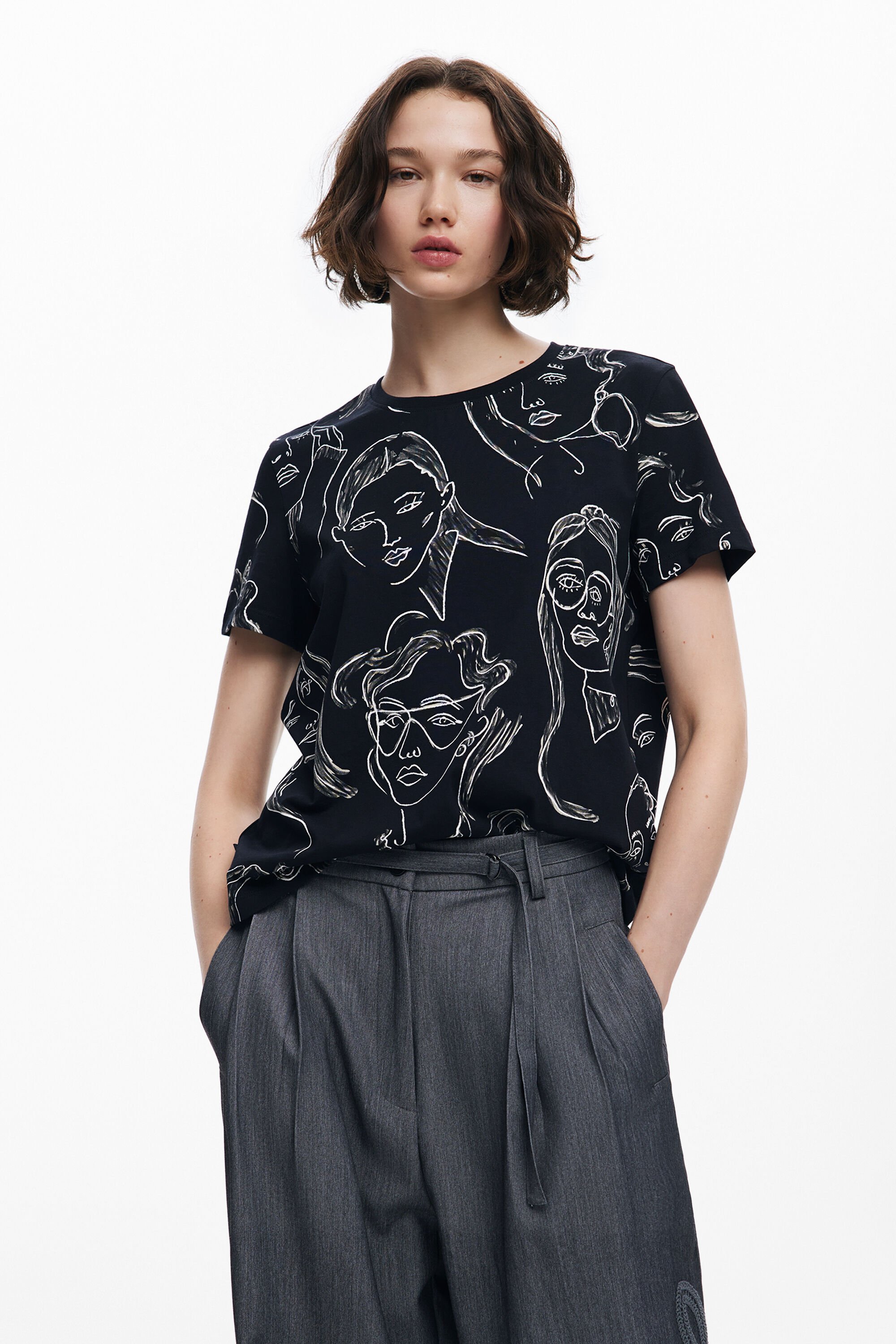 desigual T-shirt met korte mouwen en gezichtenprint