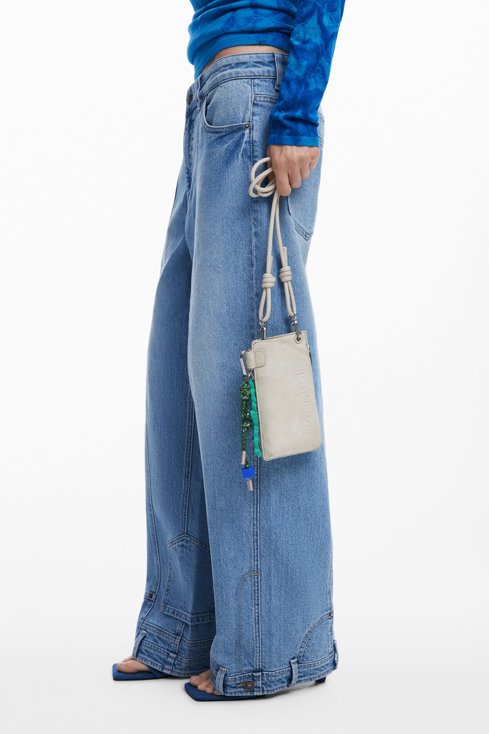 Desigual エンボス ロゴ ポケット スマホショルダー デシグアル Desigual ロゴ スマホショルダーバッグ （ホワイト