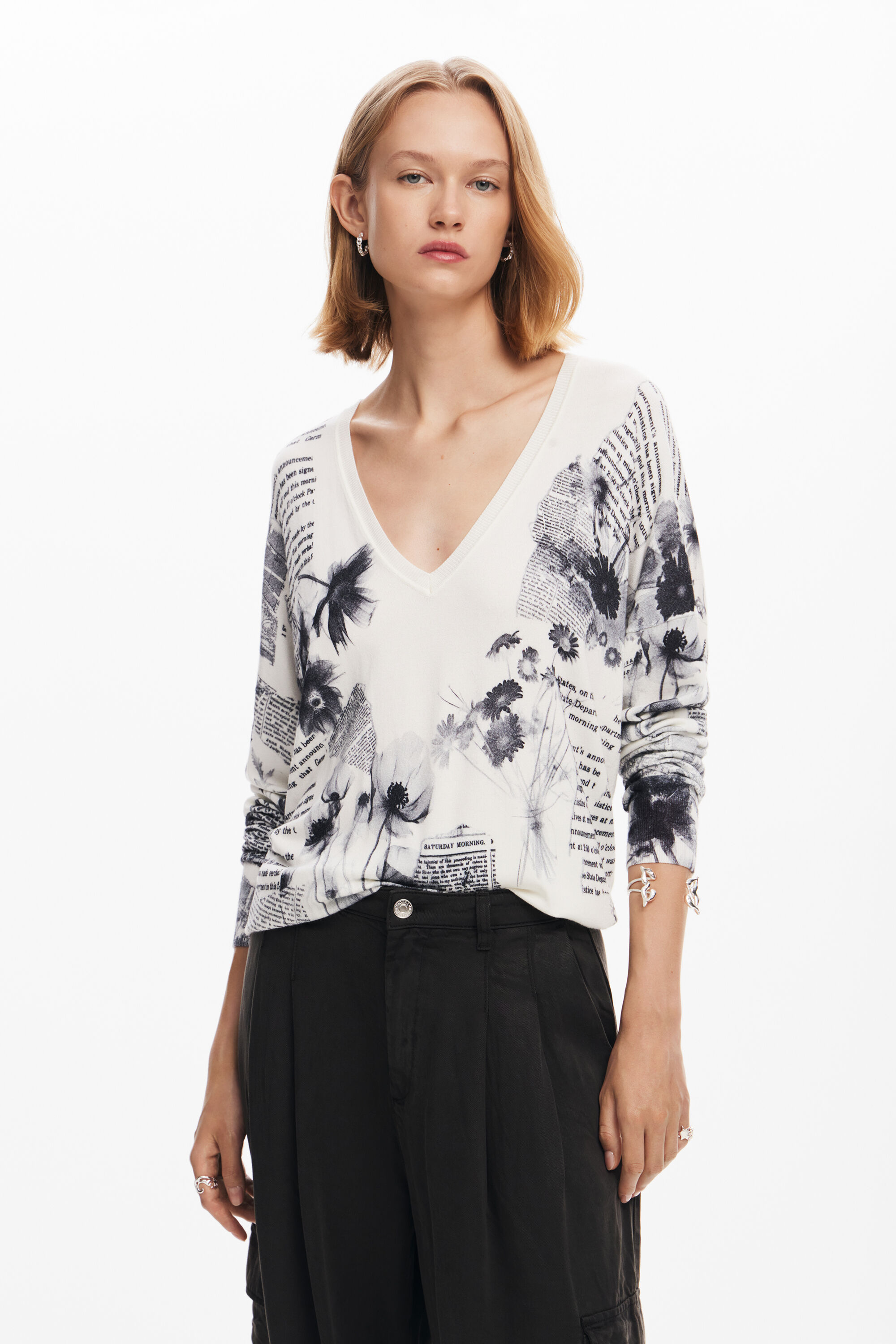 Knitted sweater with text print