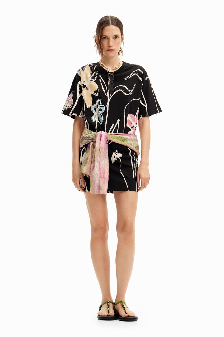 Robe courte avec des fleurs arty.