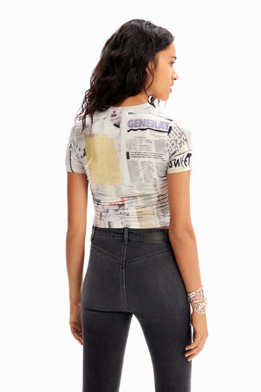 Camiseta slim periódico fruncidos | Desigual