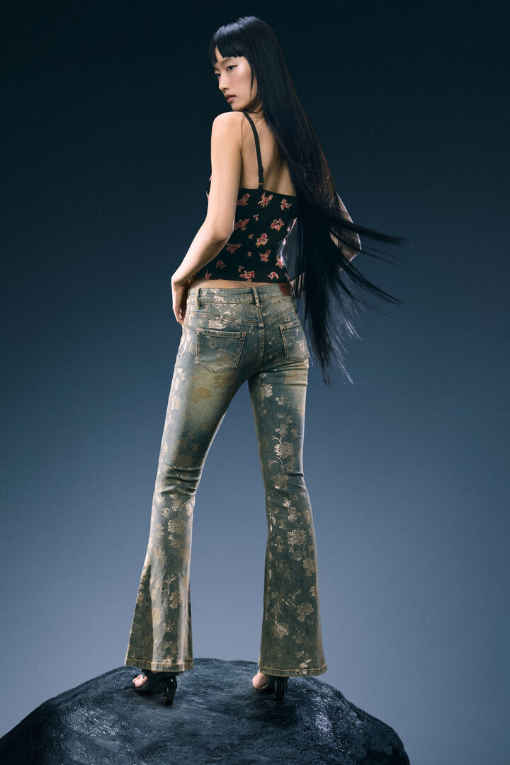 Shiny effect flare jeans