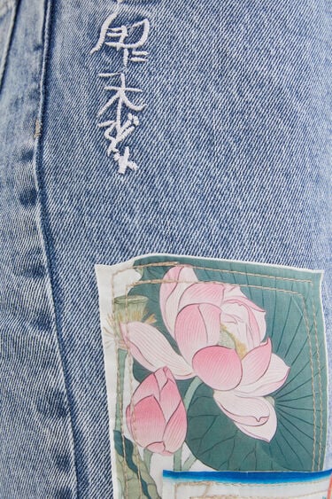 Dżinsy o prostym kroju i krótszej nogawce z japońskim motywem | Desigual