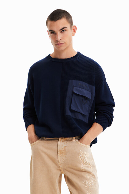 Sweter o luźnym kroju w marynarskim stylu