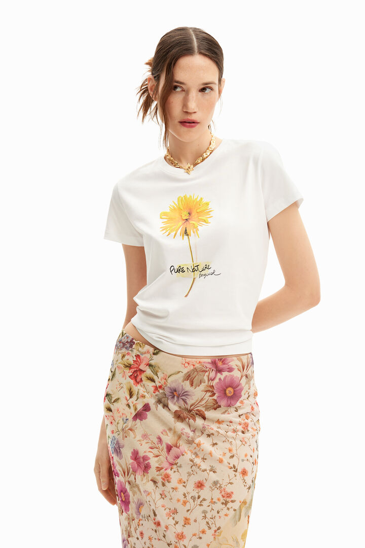 Short-sleeved T-shirt with flower.
