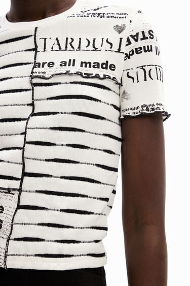 Csíkos patchwork újságpapír mintás póló | Desigual