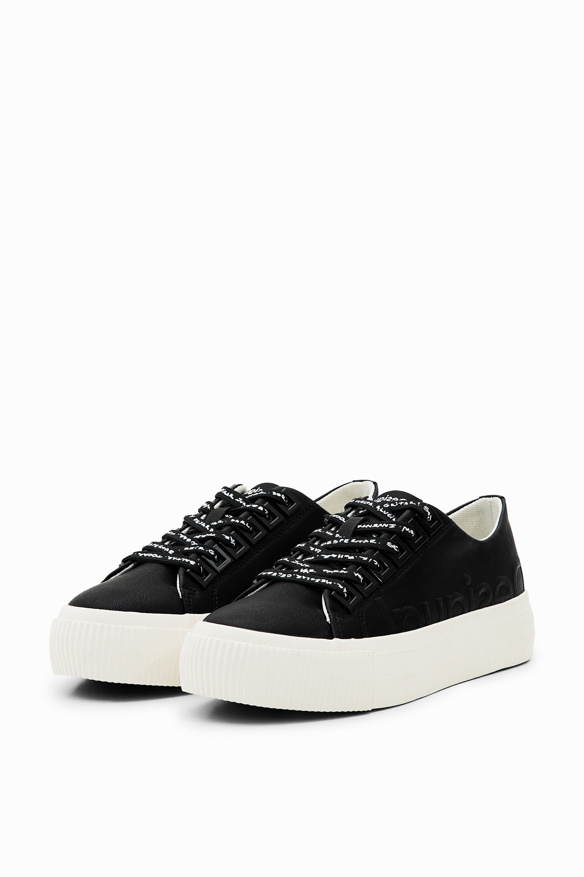 Plateau-Sneakers Logo